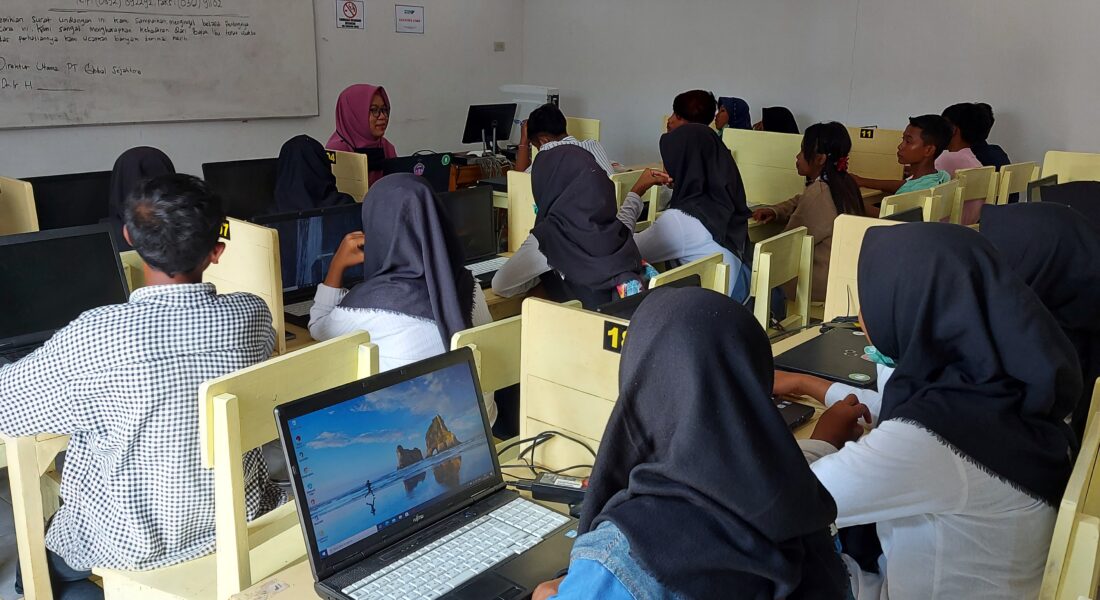 Kerja sambil sekolah? Kenapa tidak! Temukan rahasia sukses warga belajar PKBM Widya Utama membagi waktu kerja dan pendidikan kesetaraan secara fleksibel.