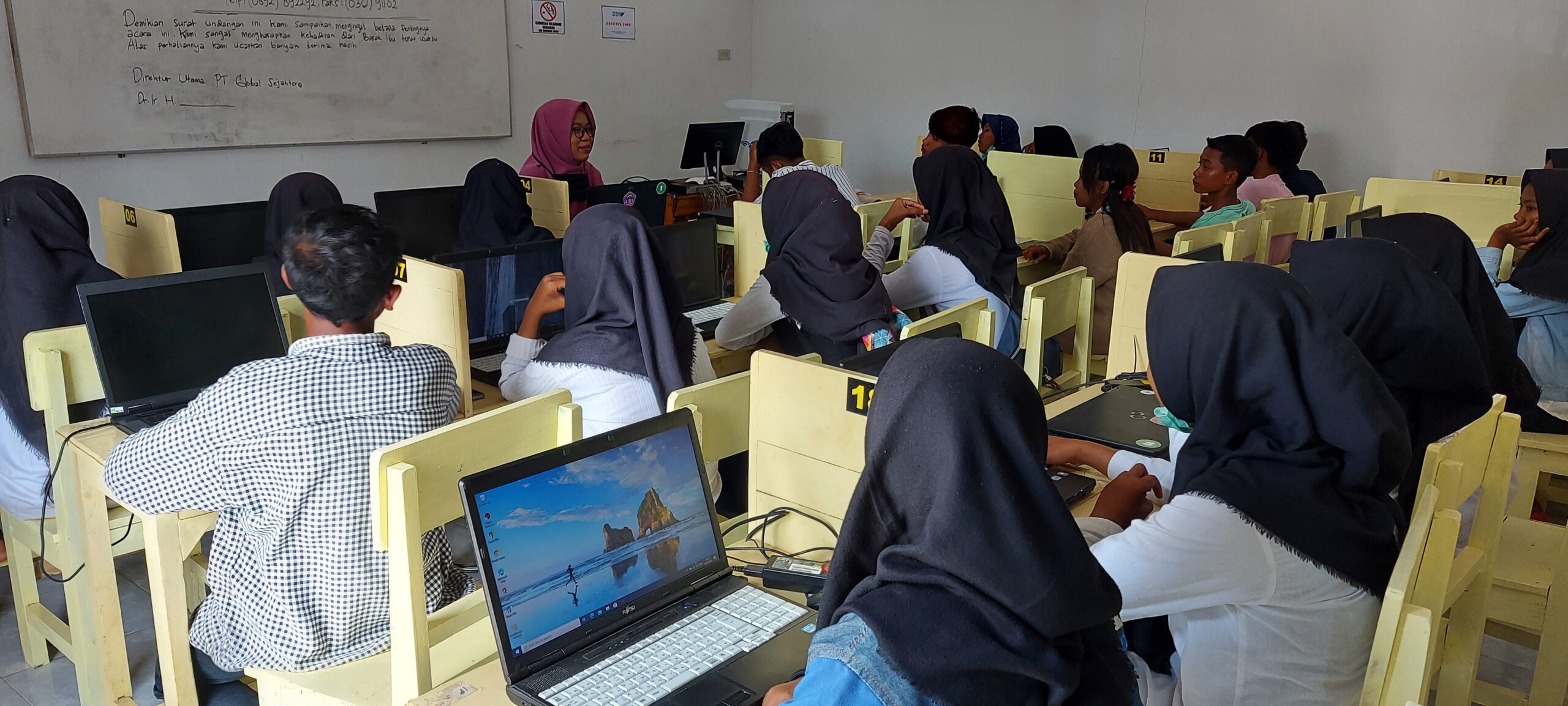 Kerja sambil sekolah? Kenapa tidak! Temukan rahasia sukses warga belajar PKBM Widya Utama membagi waktu kerja dan pendidikan kesetaraan secara fleksibel.