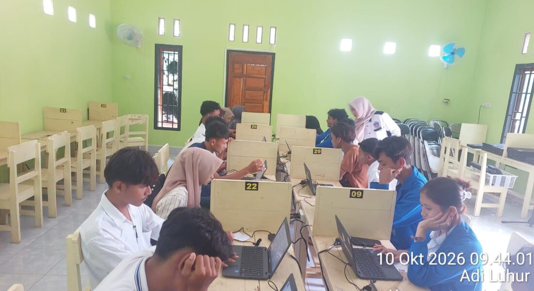 Peserta didik PKBM Widya Utama tersenyum ramah saat mengikuti simulasi ujian komputer di ruang Lab Komputer yang nyaman