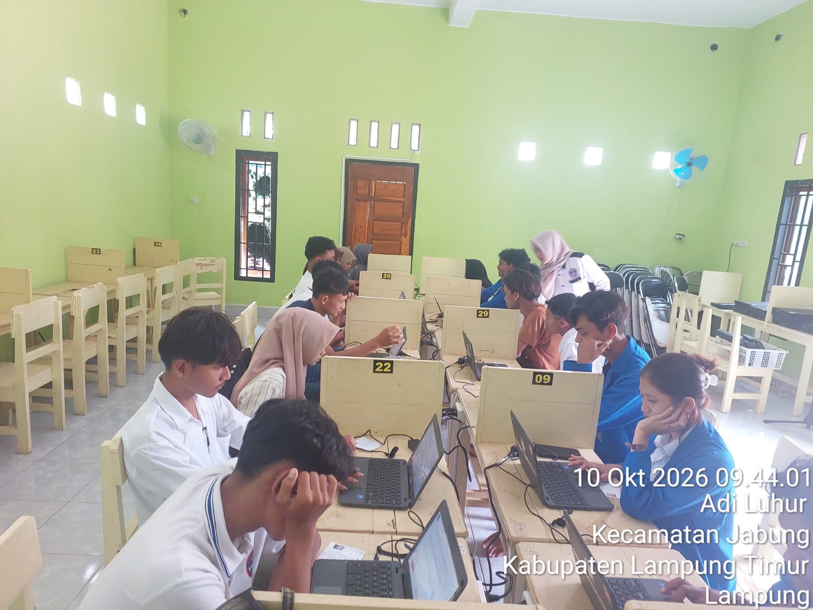 Peserta didik PKBM Widya Utama tersenyum ramah saat mengikuti simulasi ujian komputer di ruang Lab Komputer yang nyaman